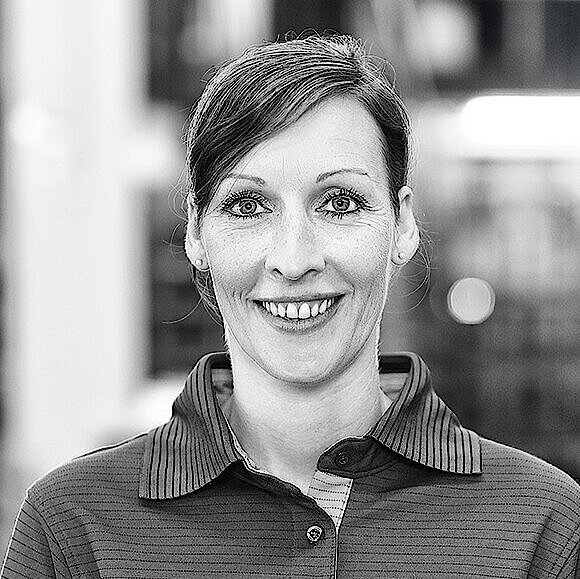 Portrait einer Mitarbeitenden der Produktion.